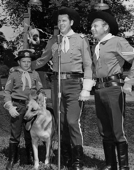 Rin-Tin-Tin com o cabo Rusty e dois oficiais da cavalaria americana. A foto é de 1956.