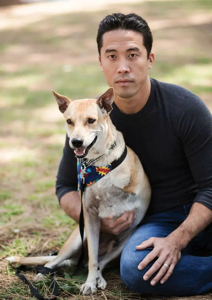 O salvador de cães Ching com o Jack que está aguardando adoção. Foto: Ted Soqui