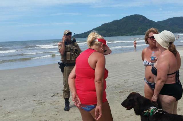 Turista cega é ameaçada de prisão por causa de cão-guia na praia