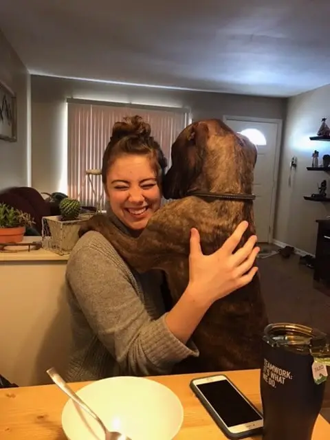 Cão mostra todo seu amor com muitos abraços