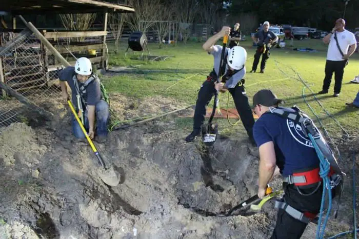 O dramático salvamento de um pug que caiu em um buraco profundo e escuro O dramático salvamento de um pug que caiu em um buraco profundo e escuro