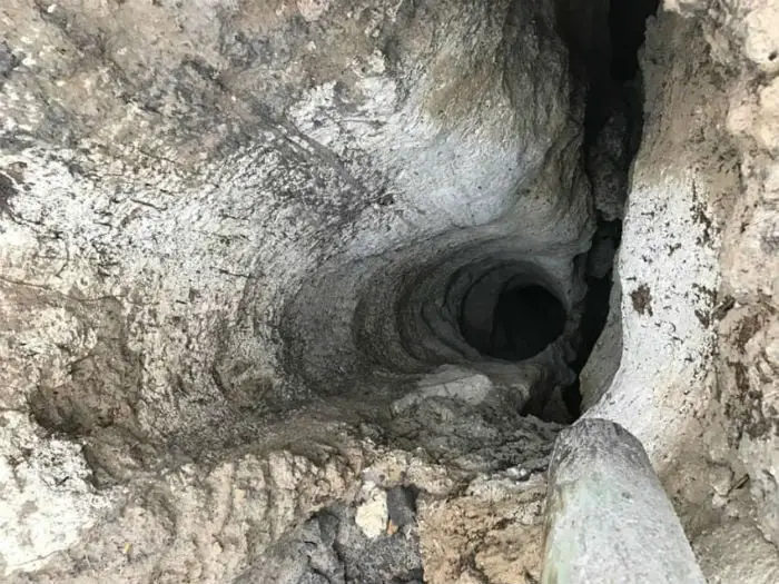 O dramático salvamento de um pug que caiu em um buraco profundo e escuro O dramático salvamento de um pug que caiu em um buraco profundo e escuro