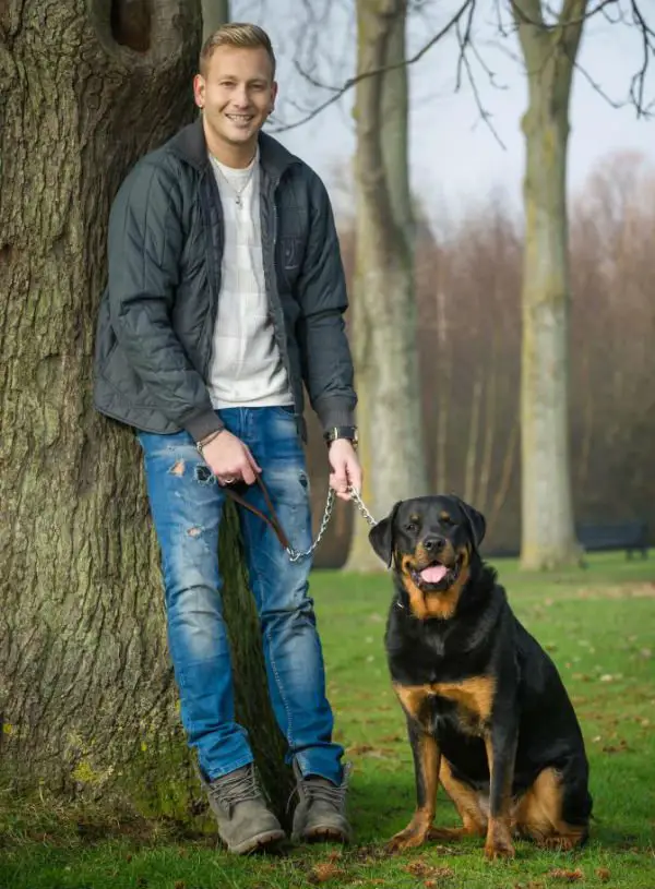 Homem homenageia seu cão que lhe salvou a vida Homem homenageia seu cão que lhe salvou a vida