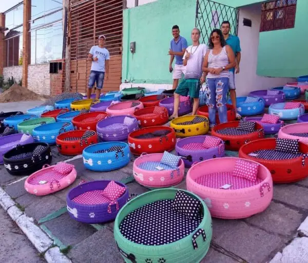 Artista transforma pneus em camas para animais abandonados Artista transforma pneus em camas para animais abandonados