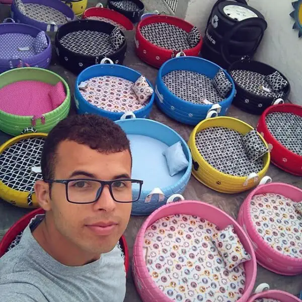 Artista transforma pneus em camas para animais abandonados Artista transforma pneus em camas para animais abandonados
