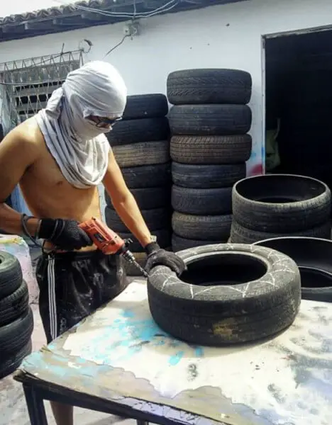 Artista transforma pneus em camas para animais abandonados Artista transforma pneus em camas para animais abandonados