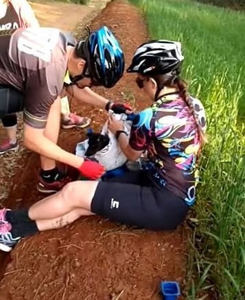 Ciclistas gaúchos salvam vira-lata abandonado em barranco Ciclistas gaúchos salvam vira-lata abandonado em barranco