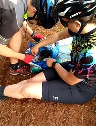 Ciclistas gaúchos salvam vira-lata abandonado em barranco Ciclistas gaúchos salvam vira-lata abandonado em barranco