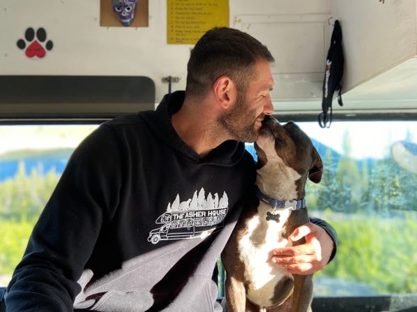 Homem pede demissão e viaja com cães Homem pede demissão e viaja com cães