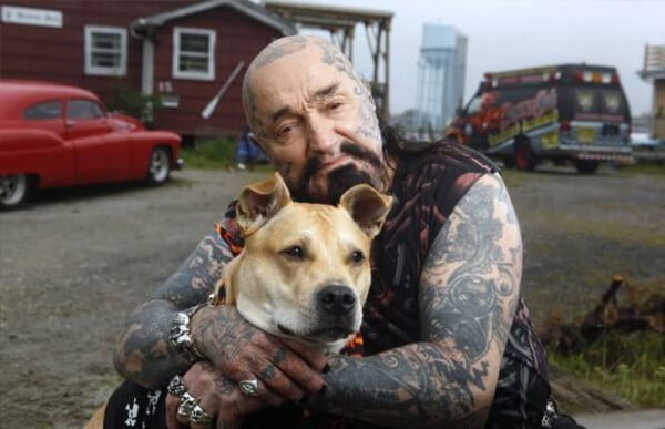 Grupo de motoqueiros liberta cães de rinhas em Nova York Gangues libertam caes
