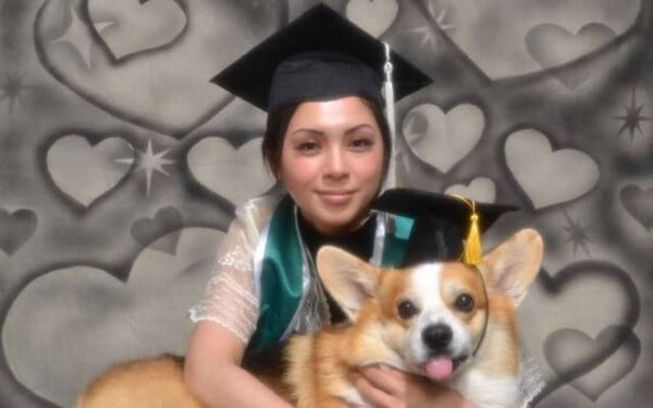 Jovem faz sessão de fotos de formatura com cachorro que a ajudou a se formar cachorro-ajuda-jovem-a-se-formar-1