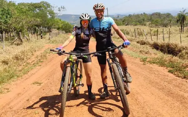 Ciclistas resgatam cachorrinho na beira da estrada e mudam suas vidas para sempre Ciclistas resgatam cachorrinho na beira da estrada e mudam suas vidas para sempre