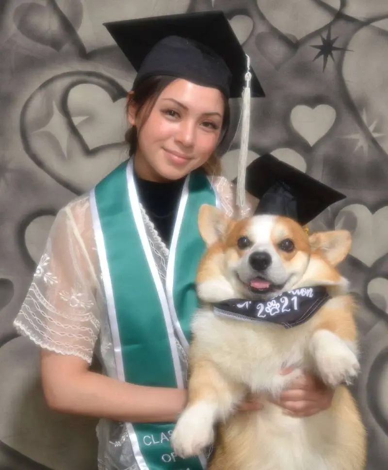 Jovem faz sessão de fotos de formatura com cachorro que a ajudou a se formar