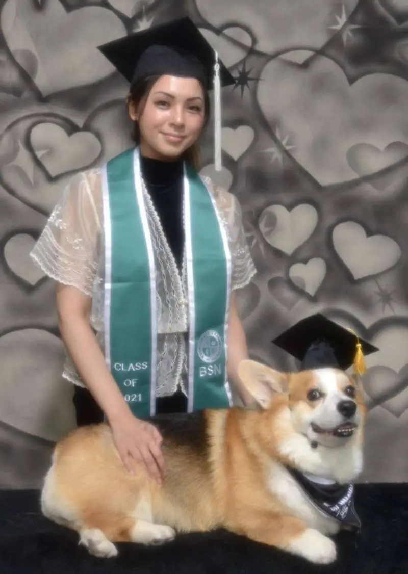 Jovem faz sessão de fotos de formatura com cachorro que a ajudou a se formar