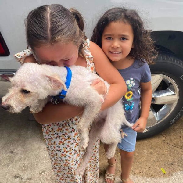 Meninas chora de alegria ao reencontrar seu cachorro perdido