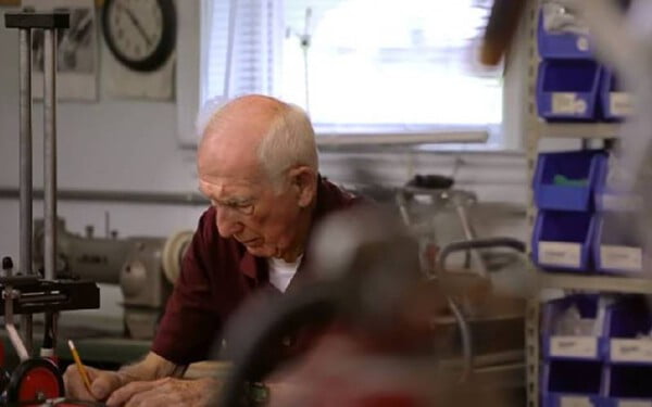 Veterinário aposentado de 92 anos faz cadeiras de rodas para animais com deficiência veterinario-faz-cadeiras-de-rodas-para-animais