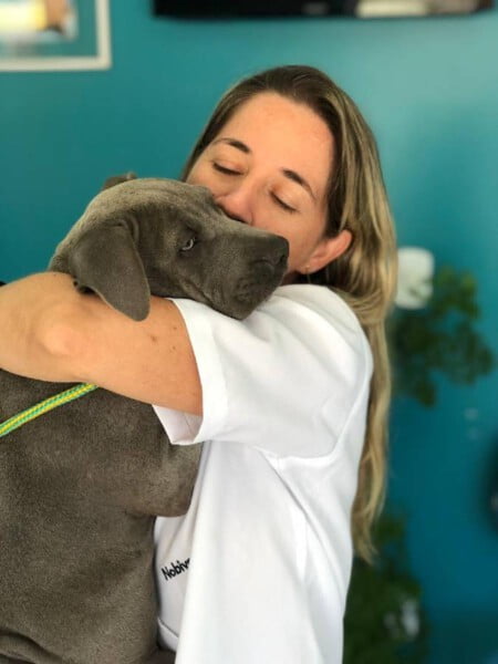 Cadela comportada parece apaixonada por veterinária durante consulta Cadela comportada parece apaixonada por veterinária durante consulta