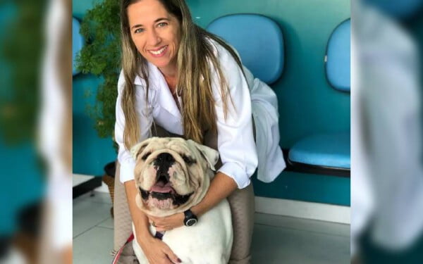 Cadela comportada parece apaixonada por veterinária durante consulta Cadela comportada parece apaixonada por veterinária durante consulta