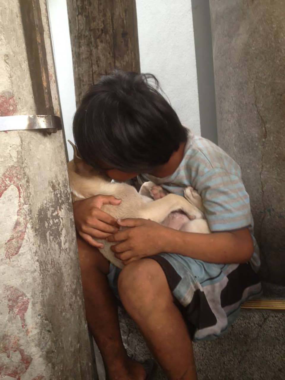 Criança de 11 anos abandonada é protegida por um cachorrinho de rua