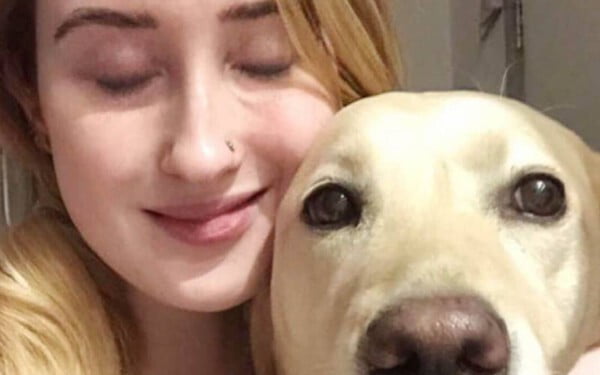 Estudante 'nunca se sentiu tão feliz' ao se reunir novamente com seu cão-guia depois de meses de separação estudante-reune-cao-guia-depois-de-meses