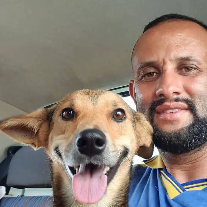 Carteiro tira selfies com todos os animais que encontra no caminho e faz sucesso na internet carteiro-tira-selfies-com-todos-os-animais-que-encontra-no-caminho