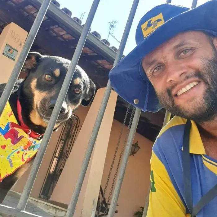 Carteiro tira selfies com todos os animais que encontra no caminho e faz sucesso na internet carteiro-tira-selfies-com-todos-os-animais-que-encontra-no-caminho