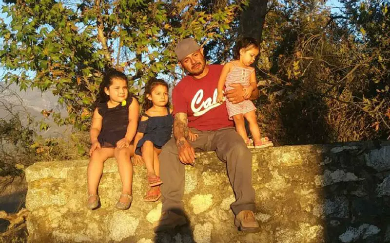 Homem arrisca a vida em incêndio para salvar sua amada cachorra Homem arrisca a vida em incêndio para salvar sua amada cachorra