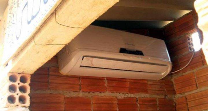 Homem instala ar-condicionado na casinha do seu cachorro para diminuir o calor Homem instala ar-condicionado na casinha do seu cachorro para diminuir o calor
