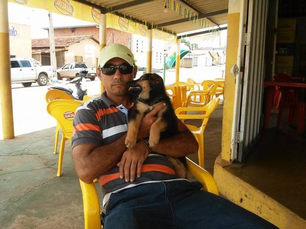 Homem instala ar-condicionado na casinha do seu cachorro para diminuir o calor Homem instala ar-condicionado na casinha do seu cachorro para diminuir o calor