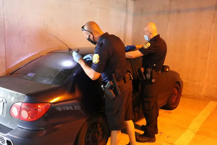 Policiais quebram vidro de carro para salvar cachorro preso que pedia ajuda
