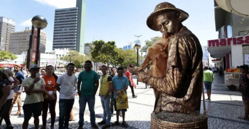 Cadelinha ajuda seu pai humano trabalhando como "estátua viva" e encanta a todos cachorra-faz-estatua-viva-com-o-tutor