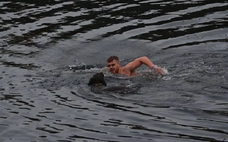 homem-mergulha-na-agua-gelada-para-salvar-cachorro