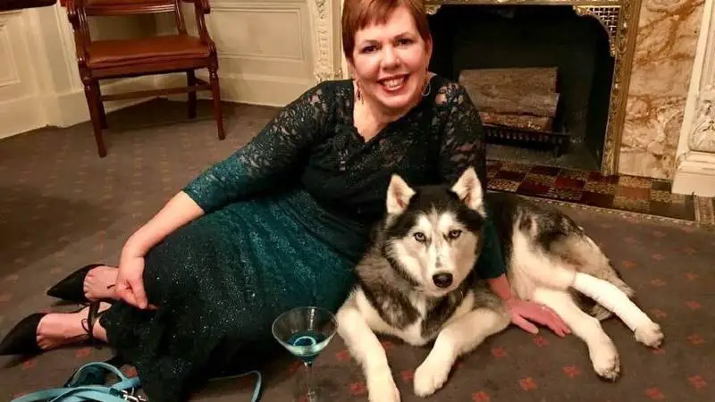 Mulher afirmar que seu cão farejou câncer mesmo quando os médicos ignoraram suas preocupações mulher-diz-que-cao-farejou-cancer
