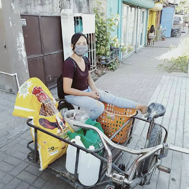 Mulher humilde alimenta centenas de cães e gatos todos os dias apesar de ter poucos recursos mulher-humilde-alimenta-centenas-de-animais-de-rua