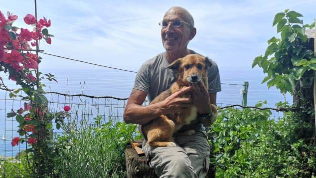 Cão resgatado salvou a vida de seu tutor durante uma inundação mortal e tem hotel com seu nome em sua homenagem cao-resgatado-salva-a-vida-do-tutor