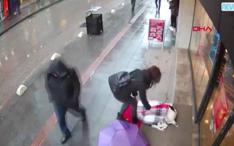Câmera flagra mulher dando seu cachecol a um cachorro de rua em um dia frio mulher-oferece-o-proprio-lenco-para-um-cachorro