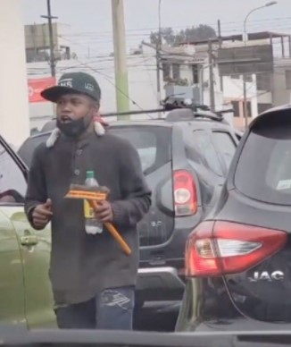 Jovem carrega seu cachorro nas costas enquanto limpa carros nas ruas para sobreviver Jovem carrega seu cachorro nas costas enquanto limpa carros nas ruas para sobreviver