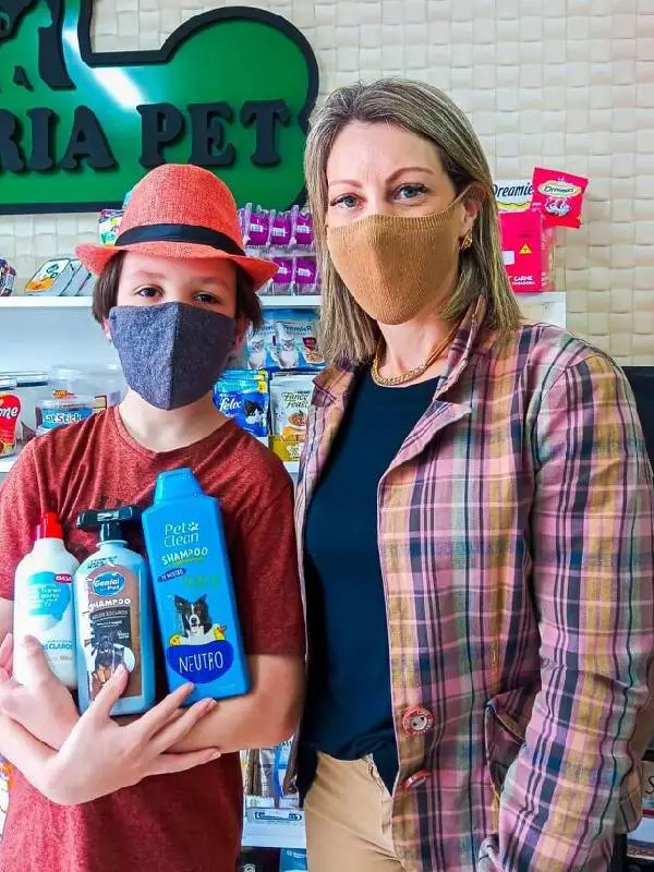 Menino dá banho em cães abandonados para aumentar as chances de adoção menino-da-banho-em-caes-abandonados-para-aumentar-as-chances-de-adocao