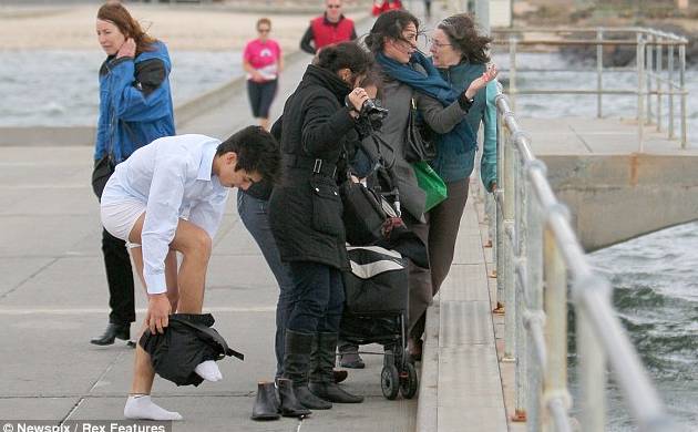 Jovem pula no mar para salvar cachorra jovem-pula-no-mar-para-salvar-cachorra