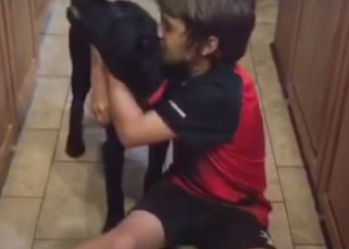 Menino entra escondido na garagem da vizinha para brincar com cachorra menino-entra-escondido-para-brincar-com-cachorra
