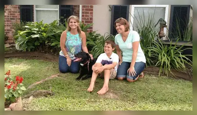Menino entra escondido na garagem da vizinha para brincar com cachorra menino-entra-escondido-para-brincar-com-cachorra