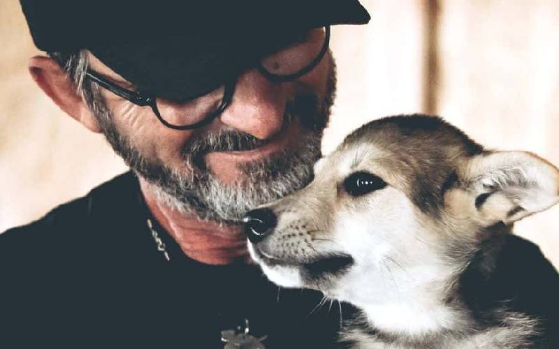 Homem se recusa a fugir da guerra na Ucrânia deixando os cachorros para trás homem-se-recusa-a-fugir-da-guerra-deixando-os-cachorros