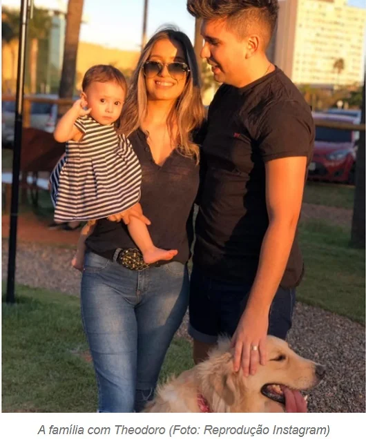 Bebê conversa com cachorro que estava com medo de trovões na esperança de acalmá-lo Bebe-acalma-cachorro-com-medo-de-trovoes