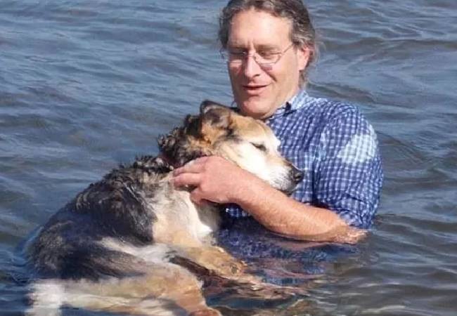 Antes de dormir para sempre, este cachorro de 20 anos fez o passeio predileto ao lado do tutor cachorro-idoso-faz-o-ultimo-passeio-com-o-tutor