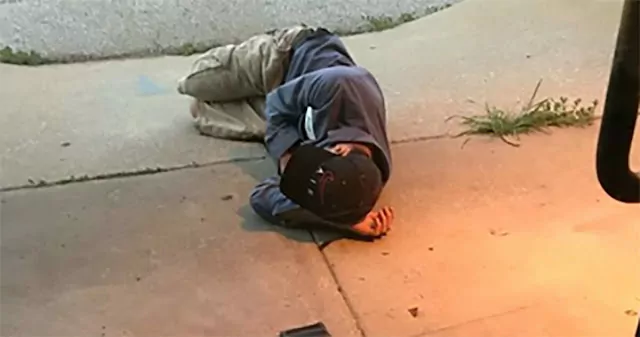 Homem dorme na entrada de abrigo na esperança de recuperar cachorra perdida homem-dorme-na-entrada-de-abrigo-na-esperanca-de-recuperar-cachorra-perdida