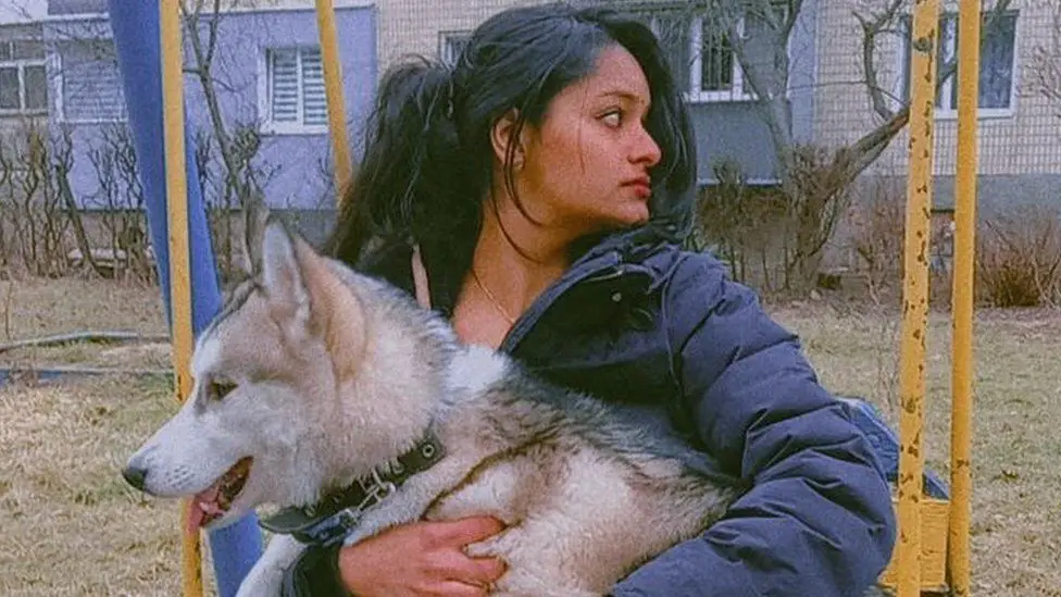 jovem-indiana-se-recusa-a-deixar-a-cachorra-na-zona-de-guerra