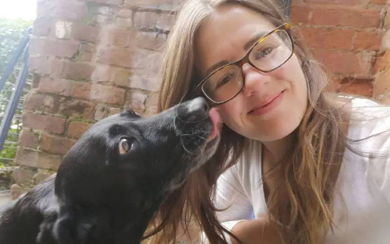Mulher acorda todos os dias com o “bom dia” da cachorra do vizinho mulher-acorda-todos-os-dias-com-o-bom-dia-da-cachorra-do-vizinho