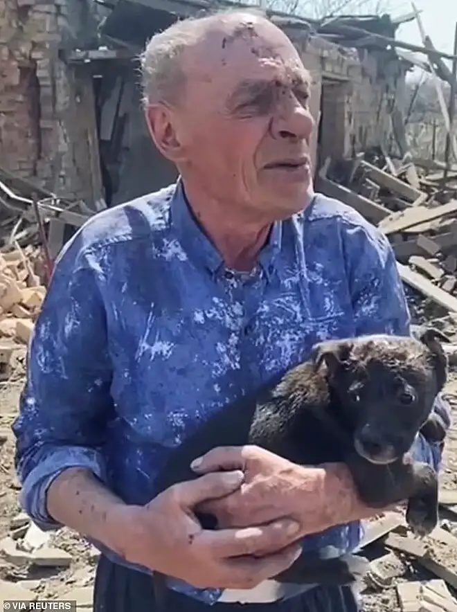 Idoso se emociona ao reencontrar seu cachorro em escombros da guerra homem-reencontra-cachorro-em-escombros-da-guerra