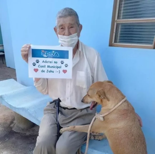 idoso-visita-canil-e-acaba-adotando-uma-cachorra