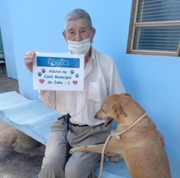 Idoso visita canil e acaba adotando uma cachorra que esperava há 4 anos idoso-visita-canil-e-acaba-adotando-uma-cachorra